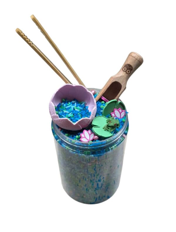 SensoryFun PourAndPlay PondLife sensorische speelset met vijverdieren in een pot van 1250 ml