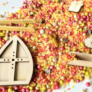 Inhoud van de SensoryFun PourAndPlay Sinterklaas met speelmix en thematische accessoires
