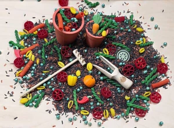 SensoryFun PourAndPlay Veggies sensorische speelset met groentethema in een pot van 1250 ml