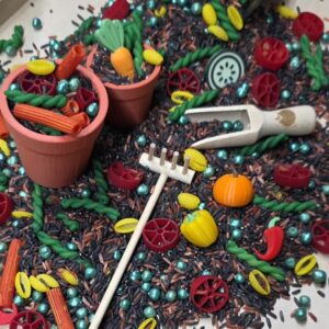 Inhoud van PourAndPlay Veggies met speelmix, groentefiguren, schepje en pincet