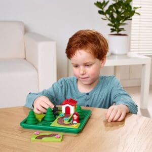 Kind speelt SmartGames Roodkapje Deluxe aan tafel