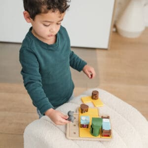 Kind speelt met het denkspel SmartGames De Wolf en de 7 Geitjes