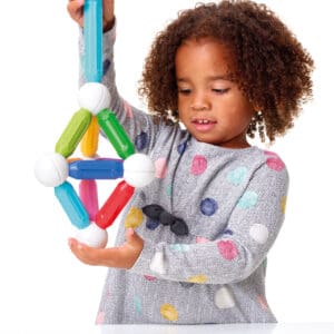 Kind bouwt een toren met de magnetische staven en bollen van SmartMax Builder Set