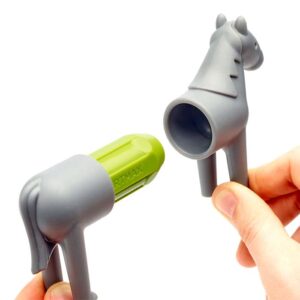 Twee delen van het SmartMax paard worden verbonden met een groene magnetische staaf