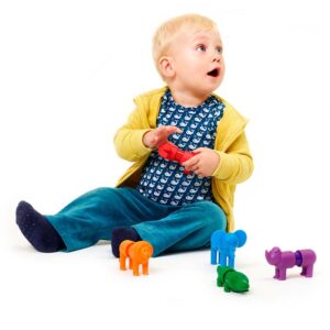 Kind speelt met de gekleurde dieren van SmartMax My First Safari Animals