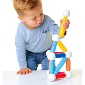 Kind maakt een hoge constructie met SmartMax Start XL staven en bollen