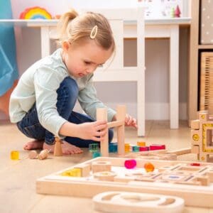 Kind bouwt met Tickit Edelsteen Puzzelblokken en opbergtray