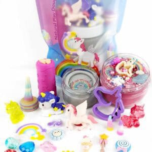 Inhoud van de Unicorn Busy Bag met speelklei, roller, stempels en magische losse onderdelen