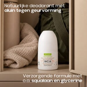 INCIA natuurlijke deodorant op een plank naast een handdoek