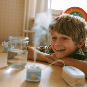 Kind bekijkt een experiment met de KIDYELEC-uitbreiding en een aangesloten basisset