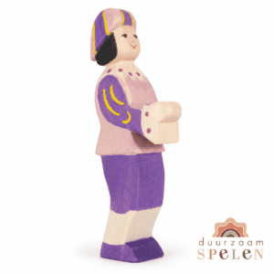 Ostheimer Piet 38015, houten figuur in roze en paarse kleding met gele details