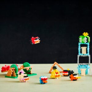 Gebouwde Angry Birds-figuren met katapult en toren van Plus-Plus
