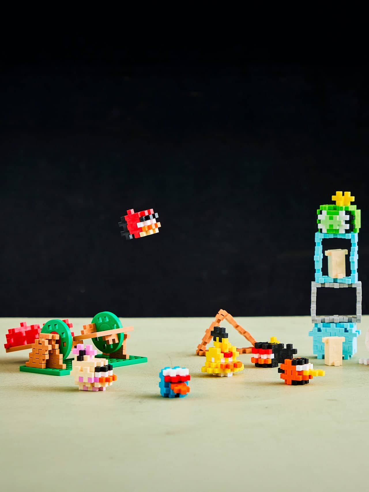 Gebouwde Angry Birds-figuren met katapult en toren van Plus-Plus Gebouwde Angry Birds-figuren met katapult en toren van Plus-Plus