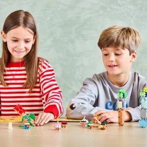 Twee kinderen spelen met de Plus-Plus Angry Birds Slingshot Smash-bouwset