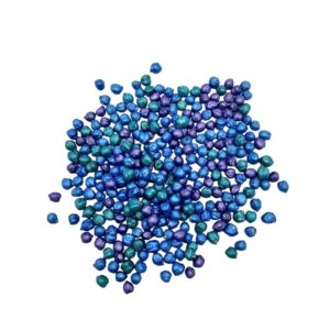 Losse blauwe, turquoise en paarse SensoryFun kikkererwten Under the Sea Mix op een witte achtergrond
