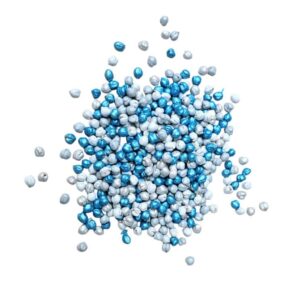Losse witte, zilverkleurige en blauwe SensoryFun kikkererwten Winter Wonderland op een witte achtergrond