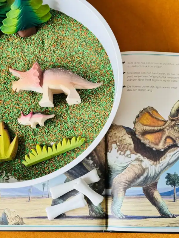 SensoryFun Mini Speelparels Natuur Speelvoorbeeld met SensoryFun natuurparels en dinosaurusfiguren in een speelbak