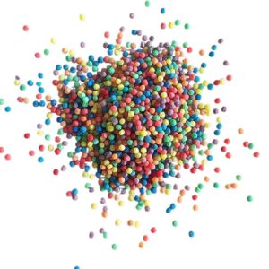 Kleurrijke SensoryFun regenboogparels uitgespreid op een witte achtergrond