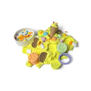 Geel Magic Sand met ijsjesvormen, een wafel en bakaccessoires uit SensoryFun Play & Create BakingFun