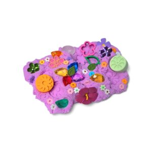 Paars Magic Sand met bloemen, vormpjes en gekleurde decoraties uit SensoryFun Play & Create FlowerFun