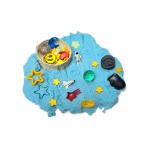 Blauw Magic Sand met raket, astronaut, sterren en ruimtevormen uit SensoryFun Play & Create SpaceFun
