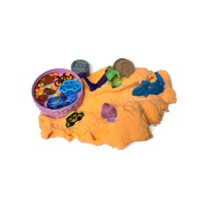 Oranje Magic Sand met voertuigvormen, verkeersstempels en decoraties uit SensoryFun Play & Create StreetFun