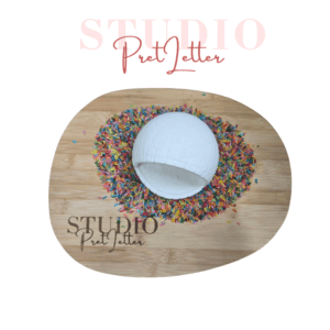 Studio Pretletter open iglo van bovenaf op een speelplank met gekleurde rijst