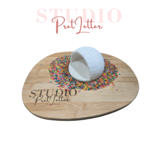 Open PLA iglo van Studio Pretletter schuin van opzij met blokkenpatroon
