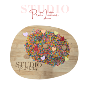 Studio Pretletter strooigoed met hartjes, letters, mijters, stafjes en pepernoten op speelrijst