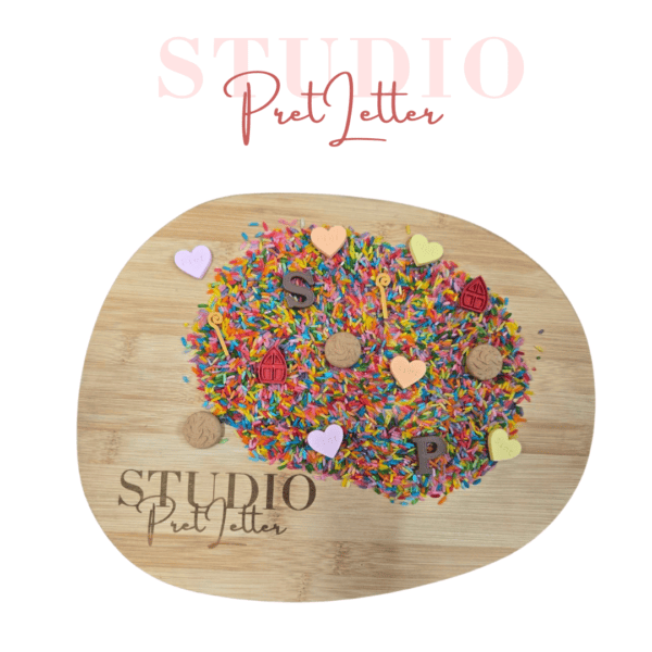 Studio Pretletter strooigoed met hartjes, letters, mijters, stafjes en pepernoten op speelrijst