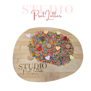 Sinterklaas strooigoed loose parts van Studio Pretletter op een houten speelblad