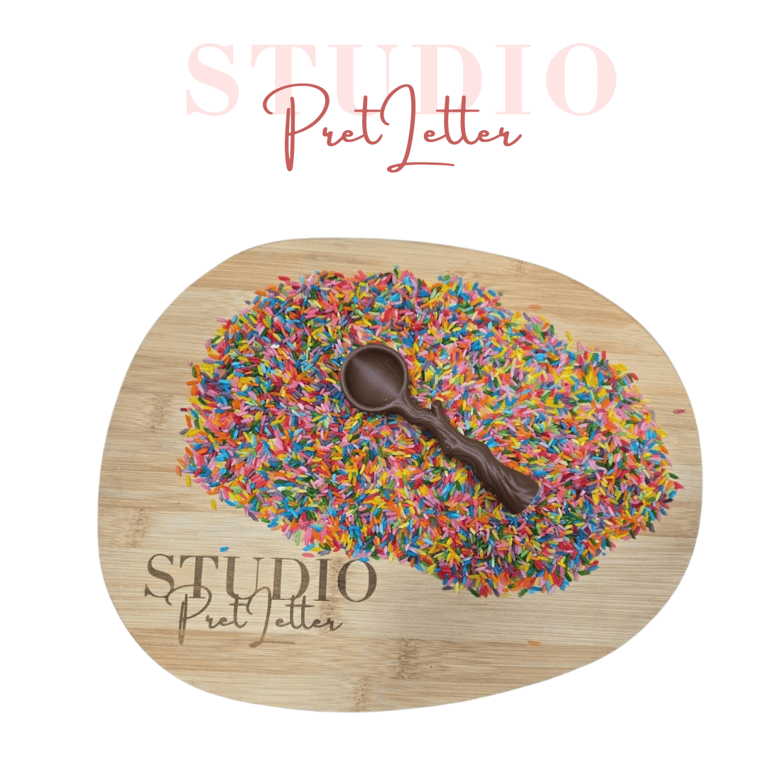 Studio Pretletter taklepel speelrijst Taklepel van Studio Pretletter op gekleurde speelrijst voor schep- en vulspel