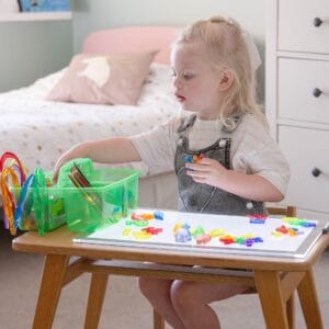 Kind speelt met de Tickit transparante ontdekkingsset op een lichtpaneel