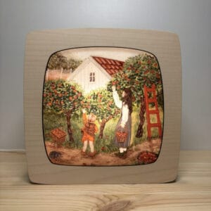 Apple gathering van Goose Grass Illustrations: een vrouw en kind die appels verzamelen in een boomgaard, met een ladder en manden, getoond in een seizoenenlamp
