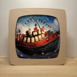 Toverplaat Bootje kadootje van Bijdehansje met Sinterklaas, cadeautjes en vlaggetjes op een boot, getoond in een houten seizoenenlamp