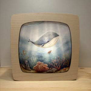 Toverplaat Underwater world van Lowi By Ginny met een walvis, vissen, zeepaardje en koraal, getoond in een houten seizoenenlamp