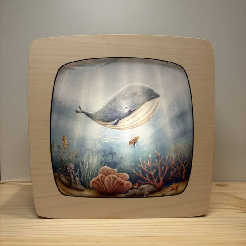 Toverplaat Underwater world | Lowi By Ginny Toverplaat Underwater world van Lowi By Ginny met een walvis, vissen, zeepaardje en koraal, getoond in een houten seizoenenlamp