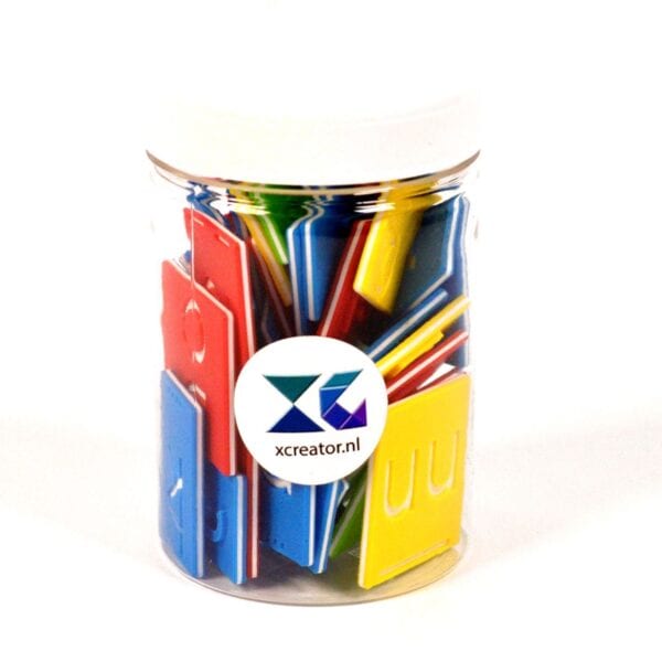 Kleine leesletters van X Creator Play in een bewaarpot