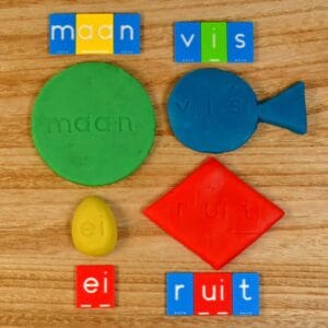 Woorden maan, vis, ei en ruit gestempeld met gekleurde leesletters