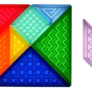 Acht gekleurde X Creator Play tangramstukken met reliëf op een lichttafel