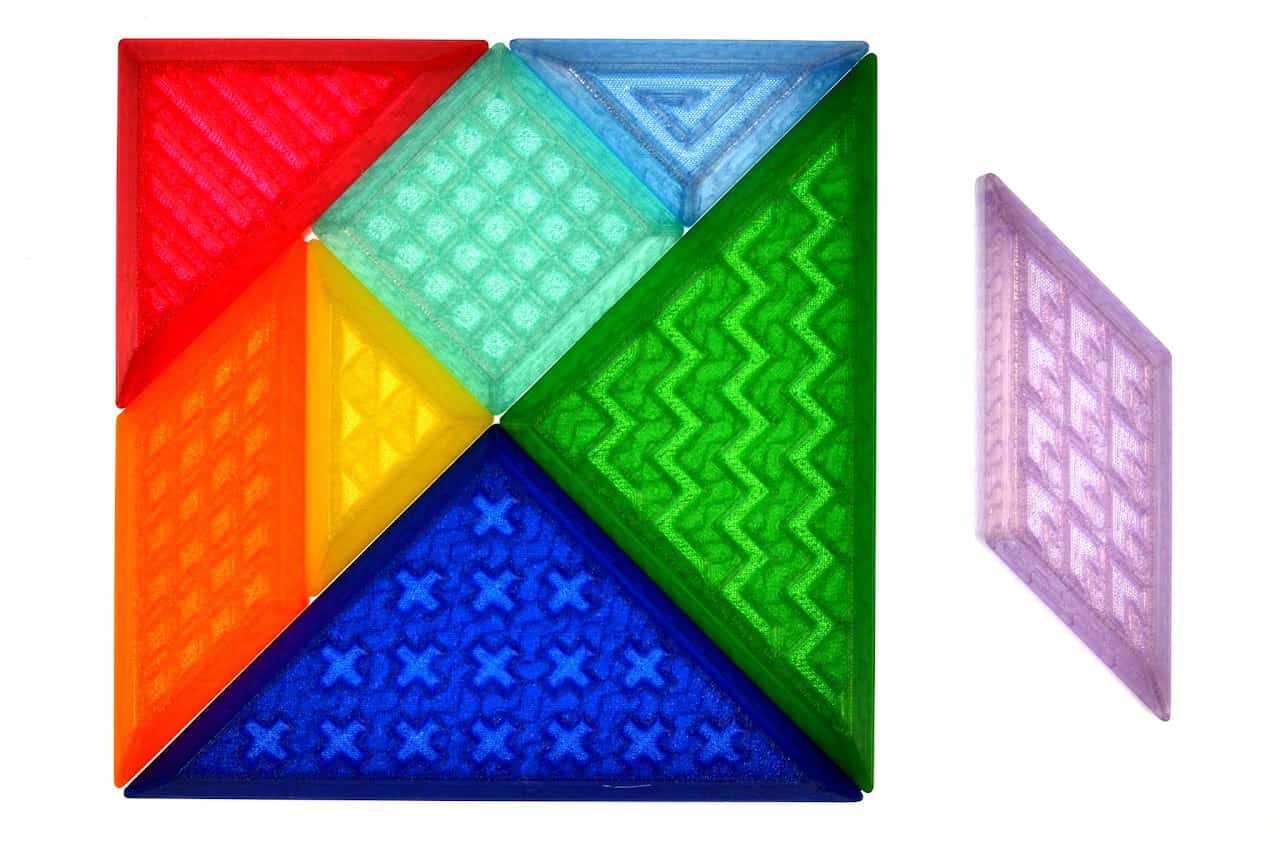 Tangram by X Creator Play Acht gekleurde X Creator Play tangramstukken met reliëf op een lichttafel